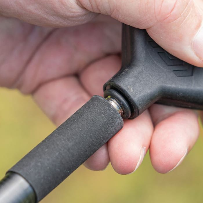 Daiwa Tournament Pro 4m Fishing Landing Net Handle Close Up 3