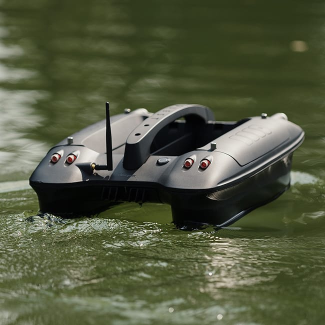 Deeper QUEST Bait Boat In Use 5