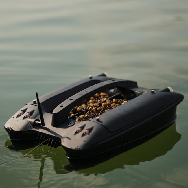 Deeper QUEST Bait Boat In Use 4