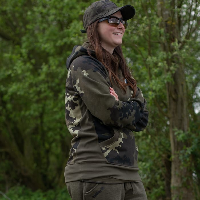 Korda KORE TK Fishing Hoodie Light Kamo In Use 3