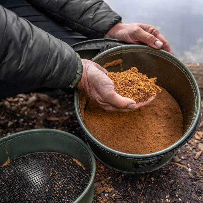 Korum EVA Round Groundbait Bowl & Riddle Set In Use 2