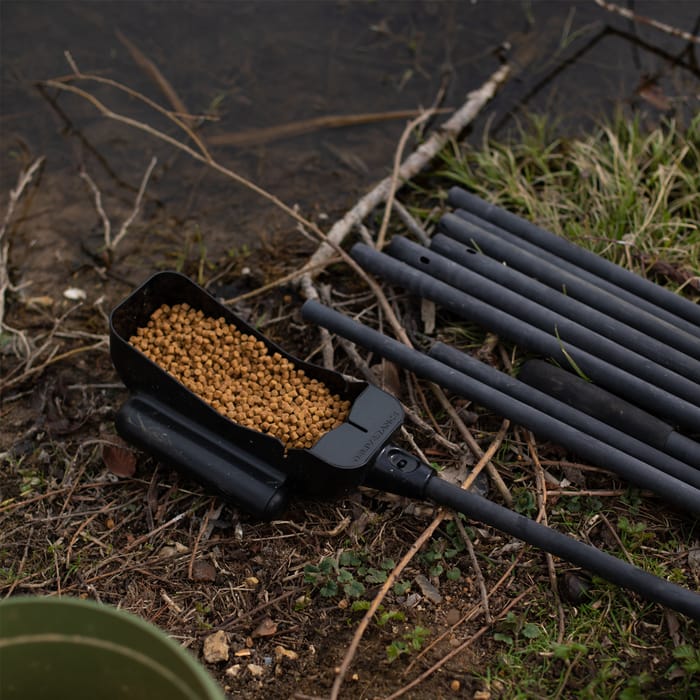 Nash Bushwhacker Baiting Pole System 15m Lifestyle  3