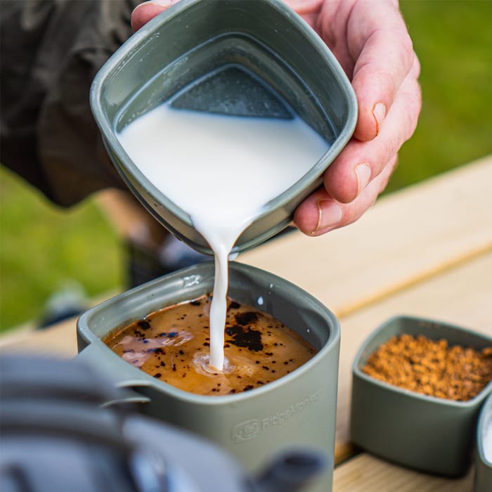 RidgeMonkey Fishing ThermoMug DLX Brew Set Green In Use 1