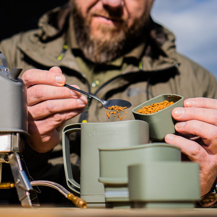 RidgeMonkey Fishing ThermoMug DLX Brew Set Green In Use 3