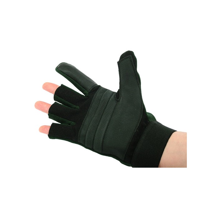 Gardner Casting-Spodding Fishing Glove In Use 2