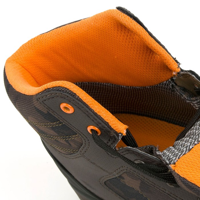 Fox Chunk Camo Mid Boots Tongue Down