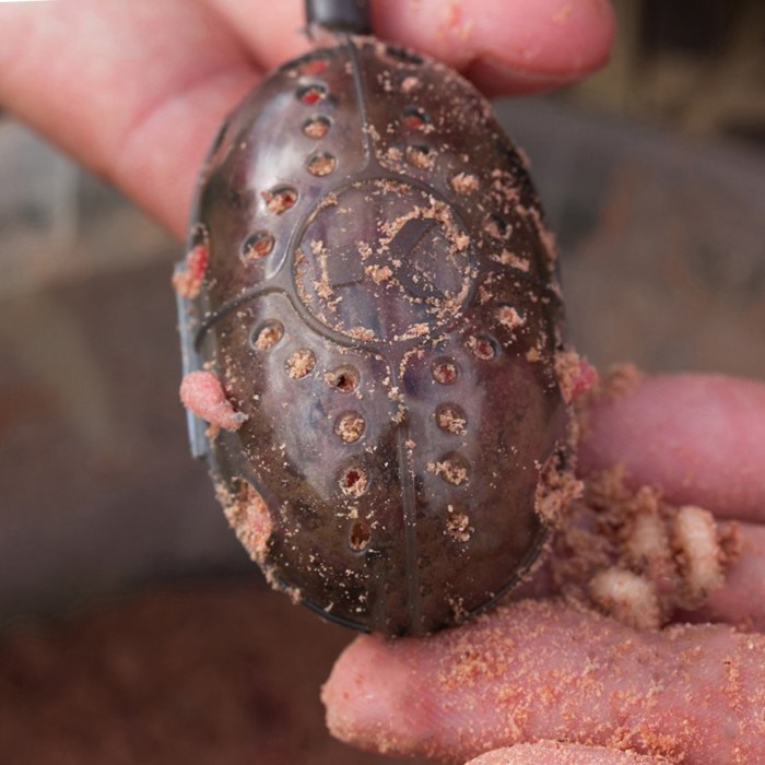 Korum Swivel Grub Feeders Shut with bait enclosed