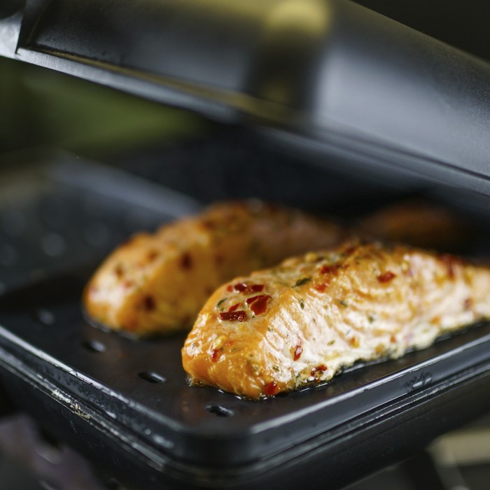 RidgeMonkey Connect Combi Set Steamer Fishing Tray In Use 3