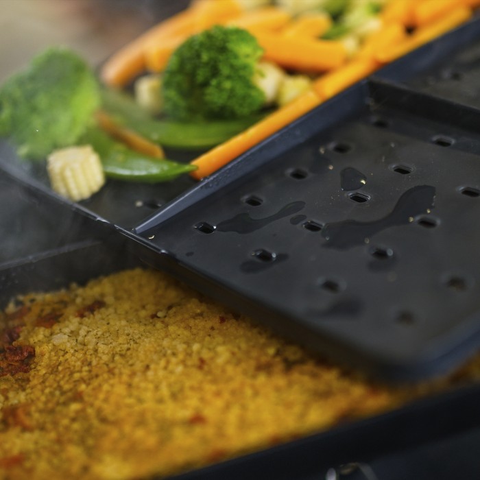 RidgeMonkey Connect Combi Set Steamer Fishing Tray In Use 2