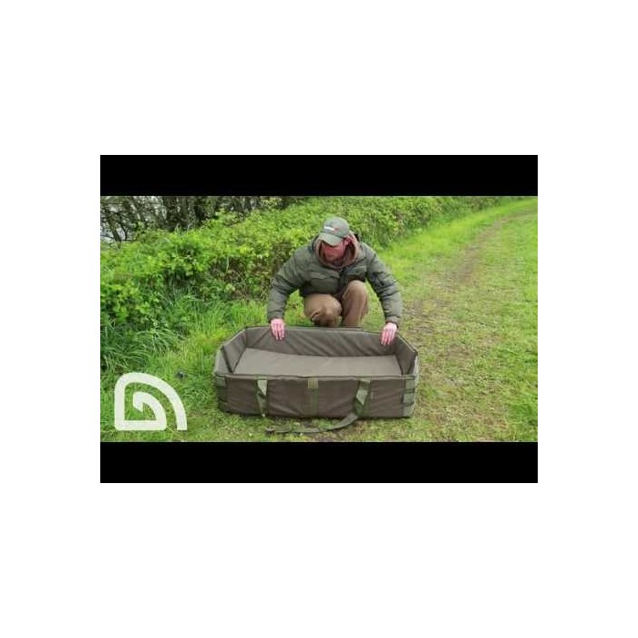 Team Trakker's Darrell Peck investigates all the features on the Sanctuary Crib Unhooking Cradle.