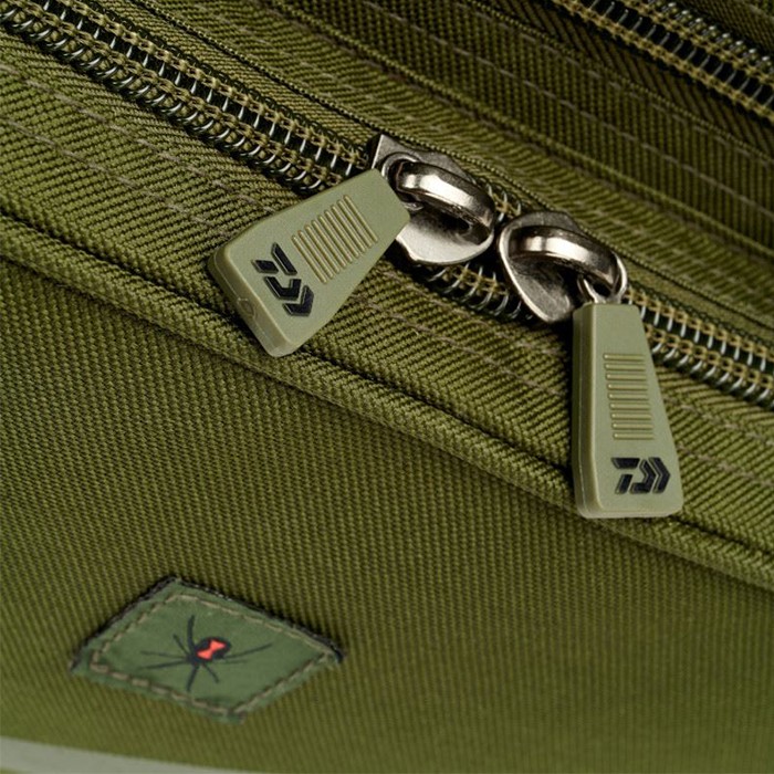 Daiwa Black Widow Large Cool Fishing Bait Bag Close Up Zip