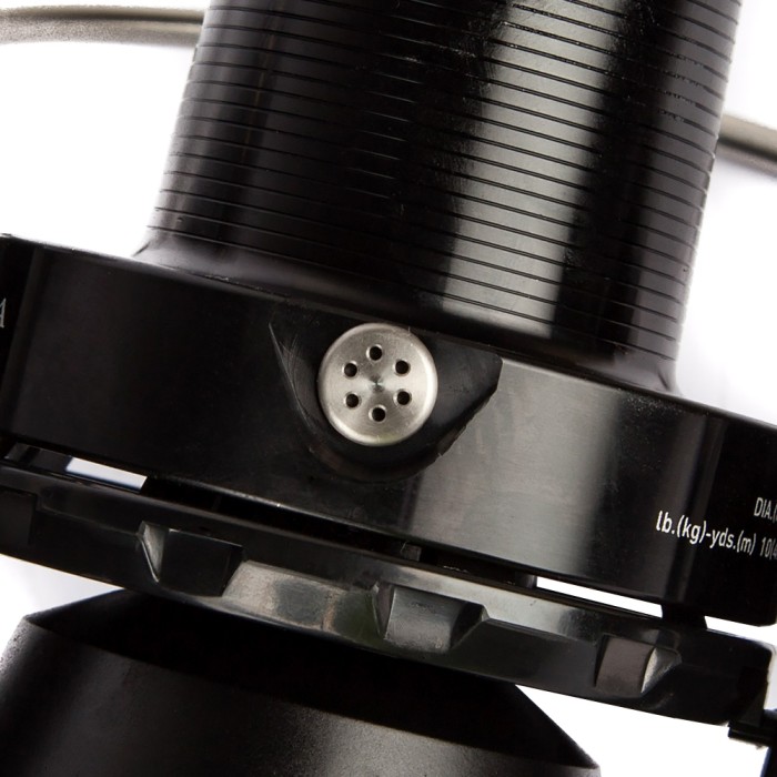 Daiwa Crosscast Black Reel Close Up 1