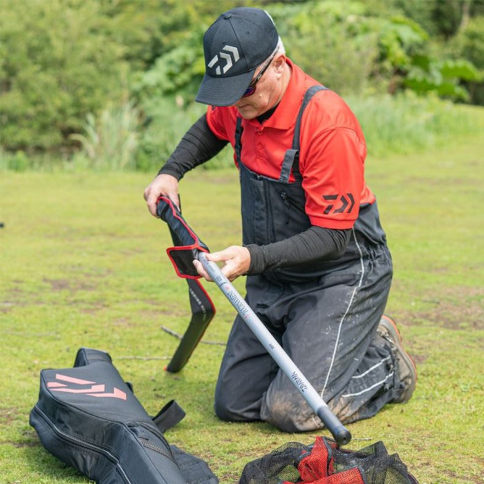 Daiwa Tournament Pro 4m Fishing Landing Net Handle In Use 1