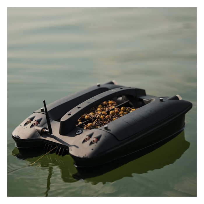 Deeper QUEST Bait Boat In Use 4