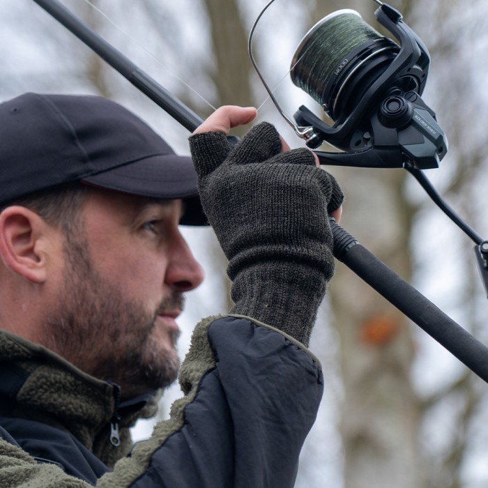 Heat Holders Forest Green Skala Fingerless Gloves - One Size In Use 3