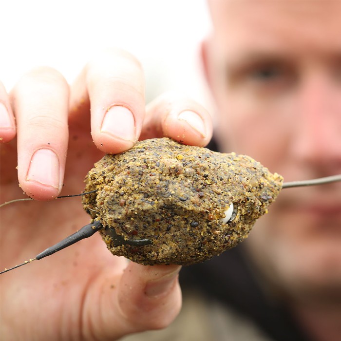 Korda Bait-Up Method Fishing Feeder In Use 4