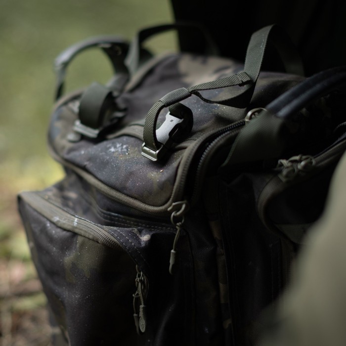 Korda Compac Dark Kamo Rucksack 30L 5