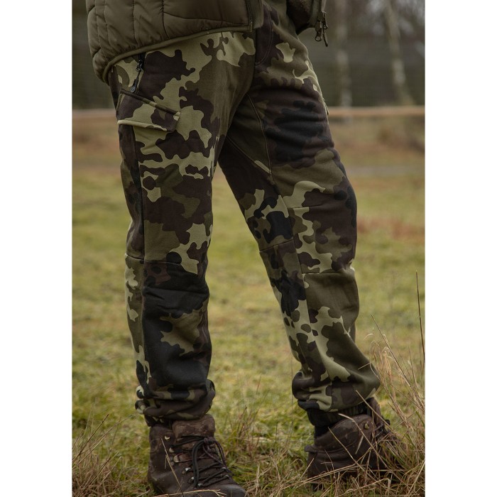 Korda KORE Fishing Joggers Light Kamo In Use 1