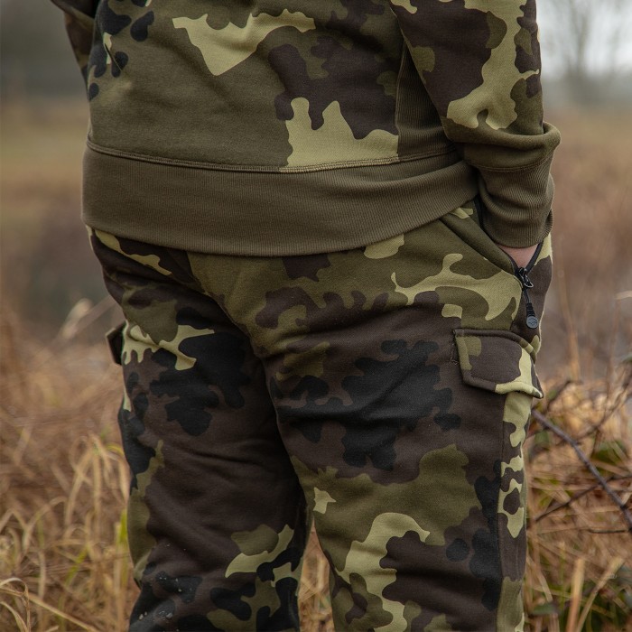 Korda KORE Fishing Joggers Light Kamo In Use 3