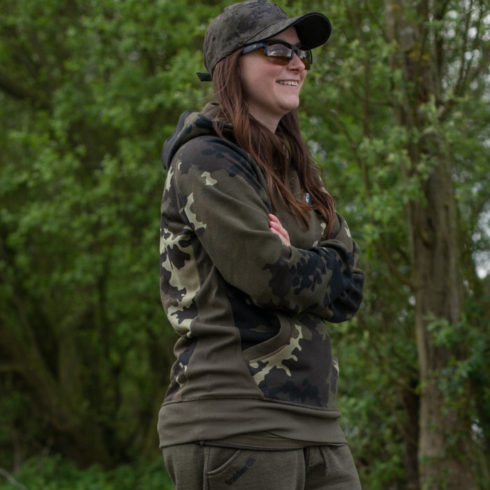 Korda KORE TK Fishing Hoodie Light Kamo In Use 3