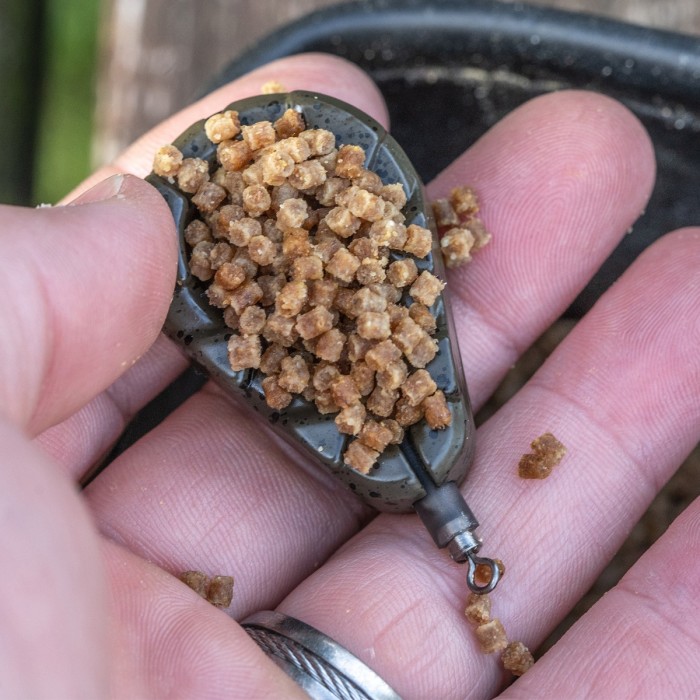 Korum Bait Gripper Fishing Leads In Use 1