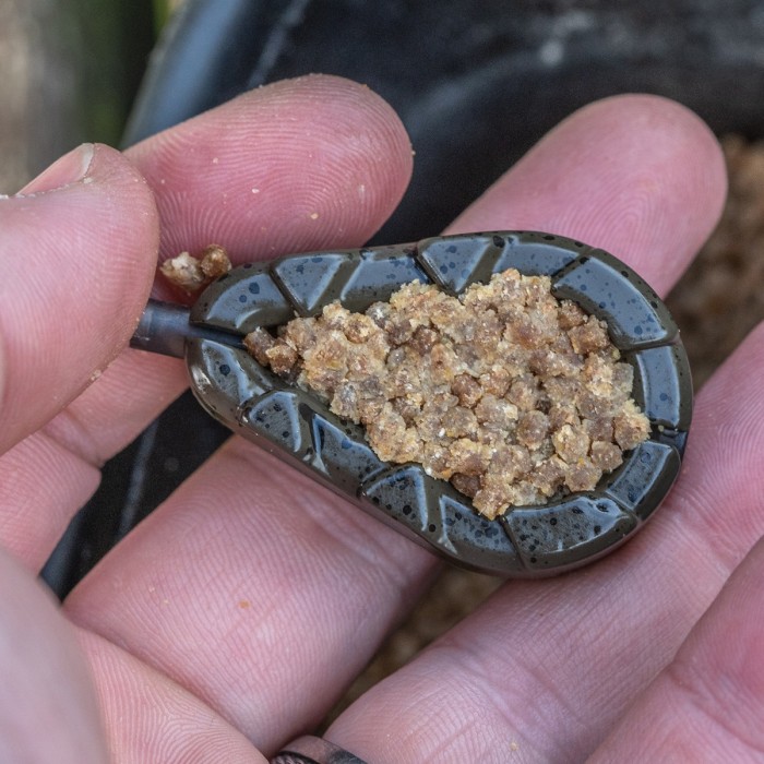 Korum Bait Gripper Fishing Leads In Use 3