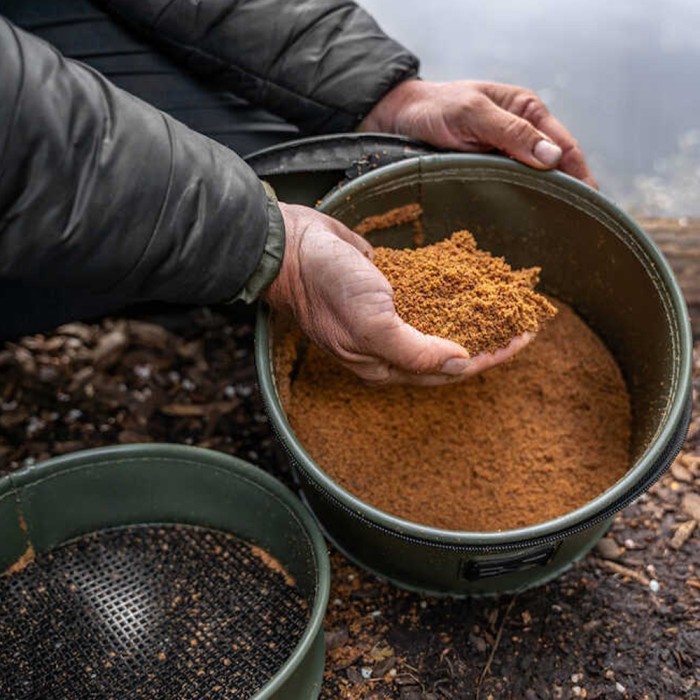 Korum EVA Round Groundbait Bowl & Riddle Set In Use 2