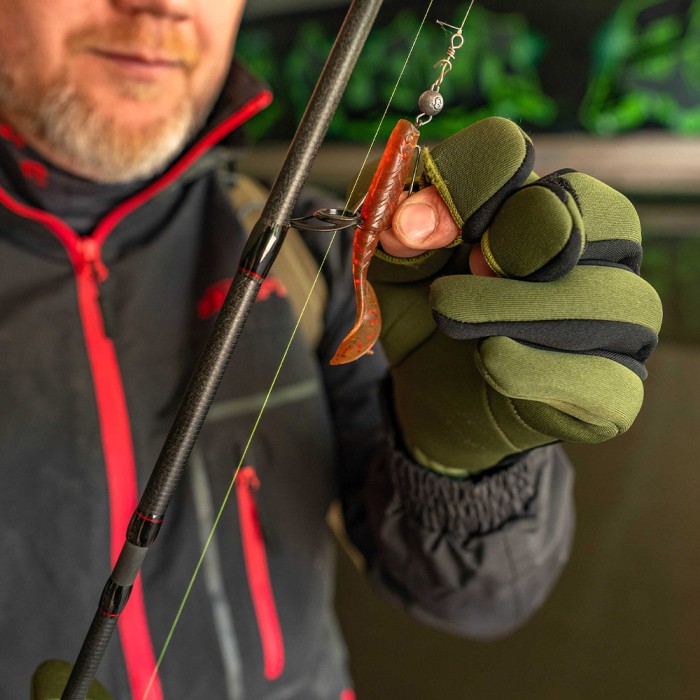 Korum Neoteric Gloves In Use 2