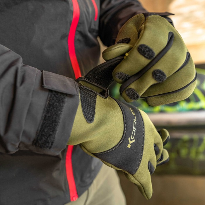 Korum Neoteric Gloves In Use 3