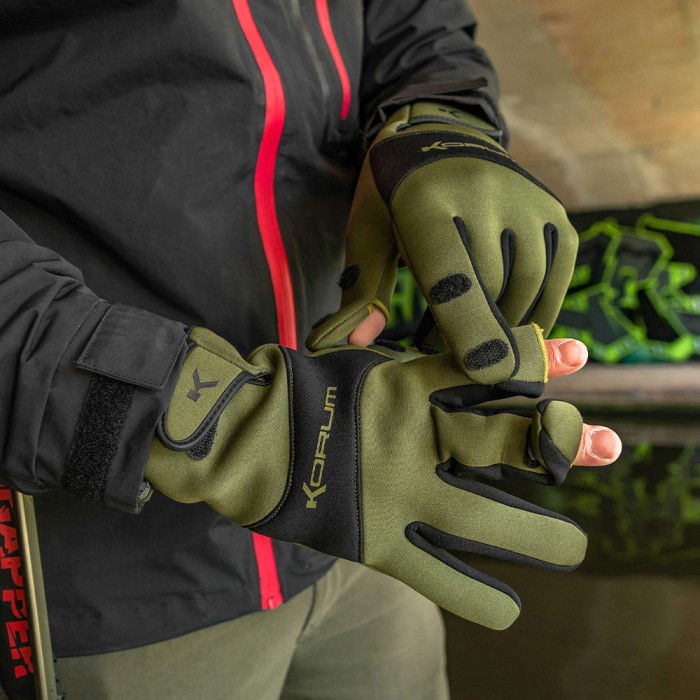 Korum Neoteric Gloves In Use 4