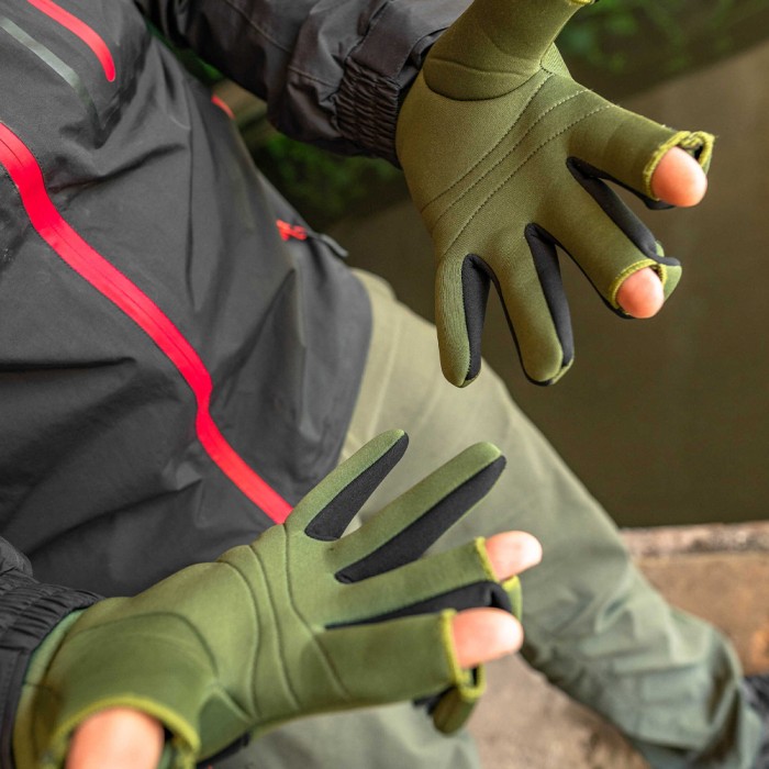 Korum Neoteric Gloves In Use 6
