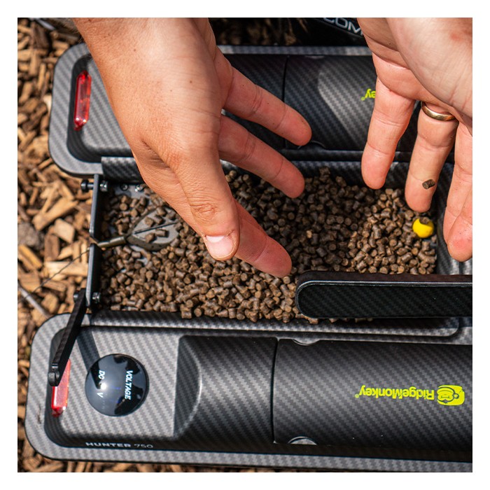 RidgeMonkey Hunter 750 Fishing Bait Boat Close Up 15