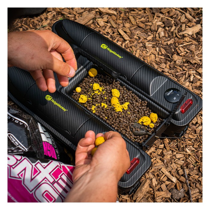 RidgeMonkey Hunter 750 Fishing Bait Boat Close Up 16