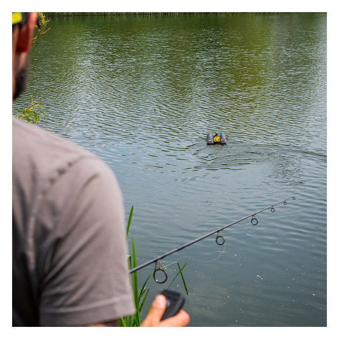 RidgeMonkey Hunter 750 Fishing Bait Boat Close Up 19