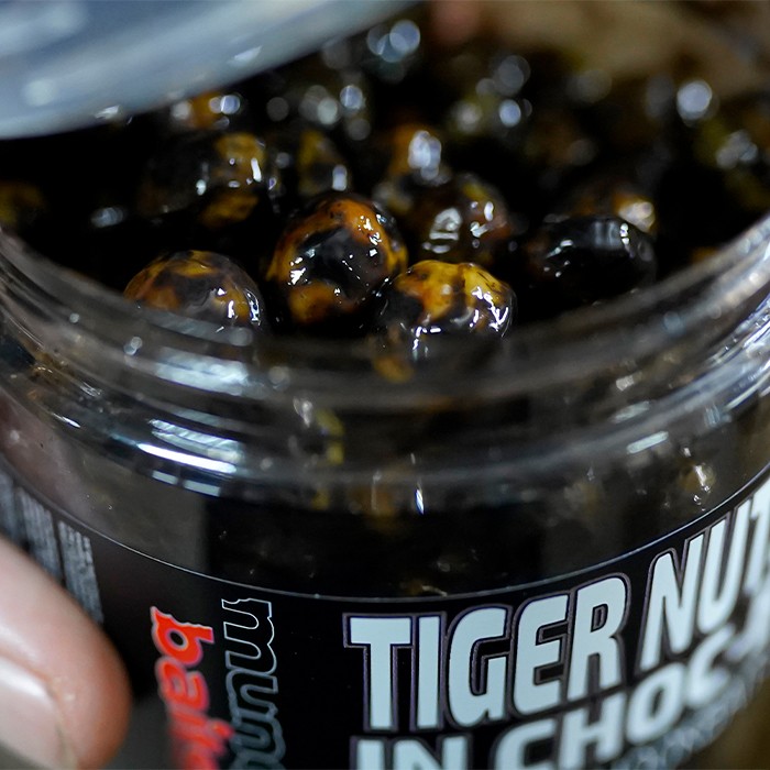 Munch Baits Tiger Nuts in Choc-B Particle Fishing Hookbait 450ml Close Up 1