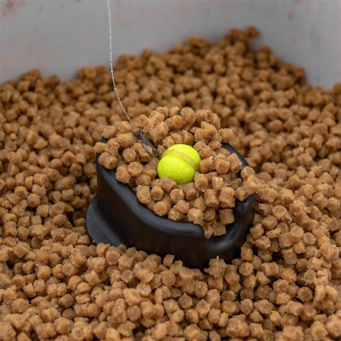 Preston Quick Release Mini Method Feeder Fishing Mould In Use 1