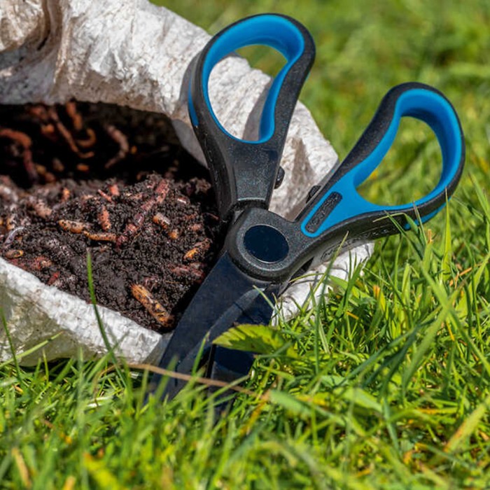Preston Worm Fishing Scissors In Use 2