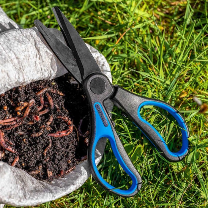 Preston Worm Fishing Scissors In Use 4