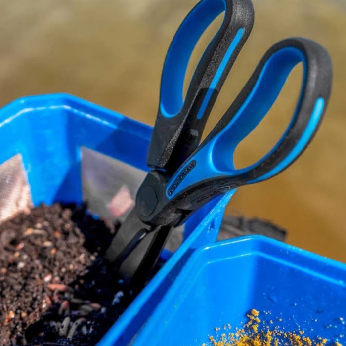 Preston Worm Fishing Scissors In Use 5