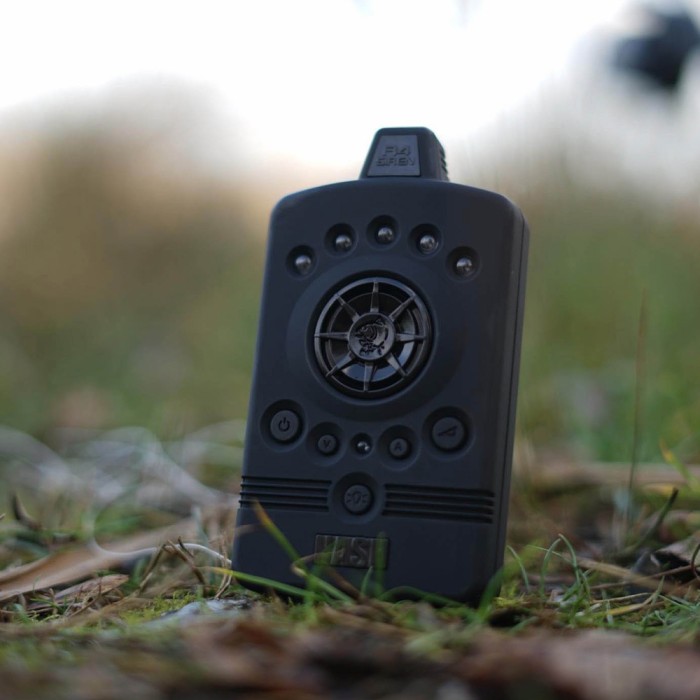 Nash Siren R4 2-Rod Fishing Bite Alarm Presentation Set In Use 13