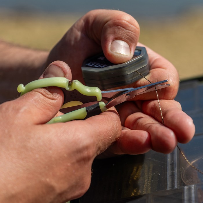 RidgeMonkey Nite Glo Strip 'n' Snip Scissors 2