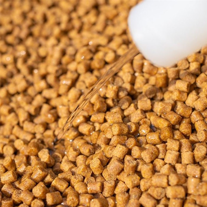 Sonubaits Clear Pellet Fishing Oil In Use 2