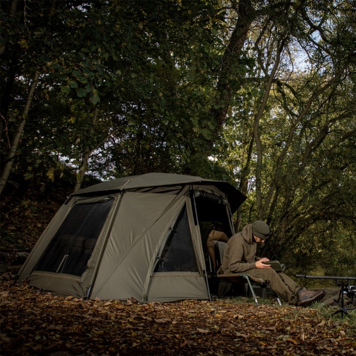 Trakker Tempest 150 Bivvy Aquatexx EV 1.0 Skull Cap In use