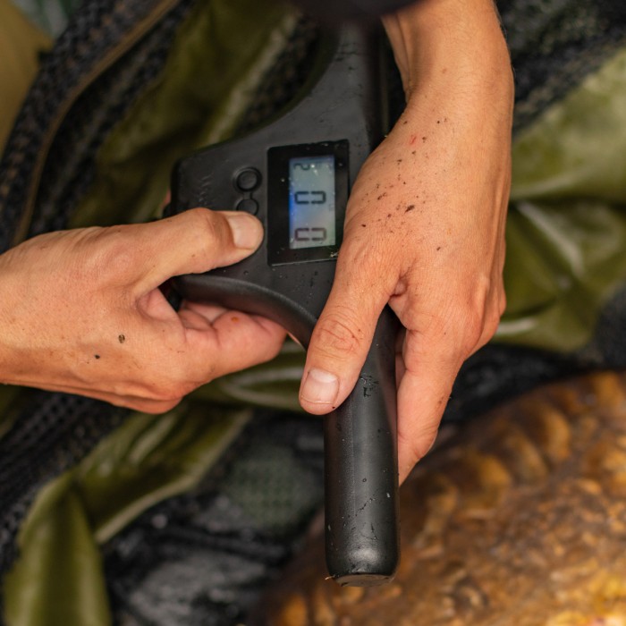 Wychwood Dual Screen T-Bar Scales 60lb In Use 4