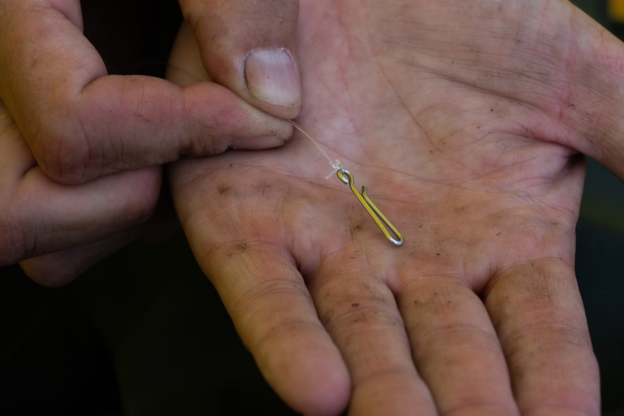 Link clip with line attached