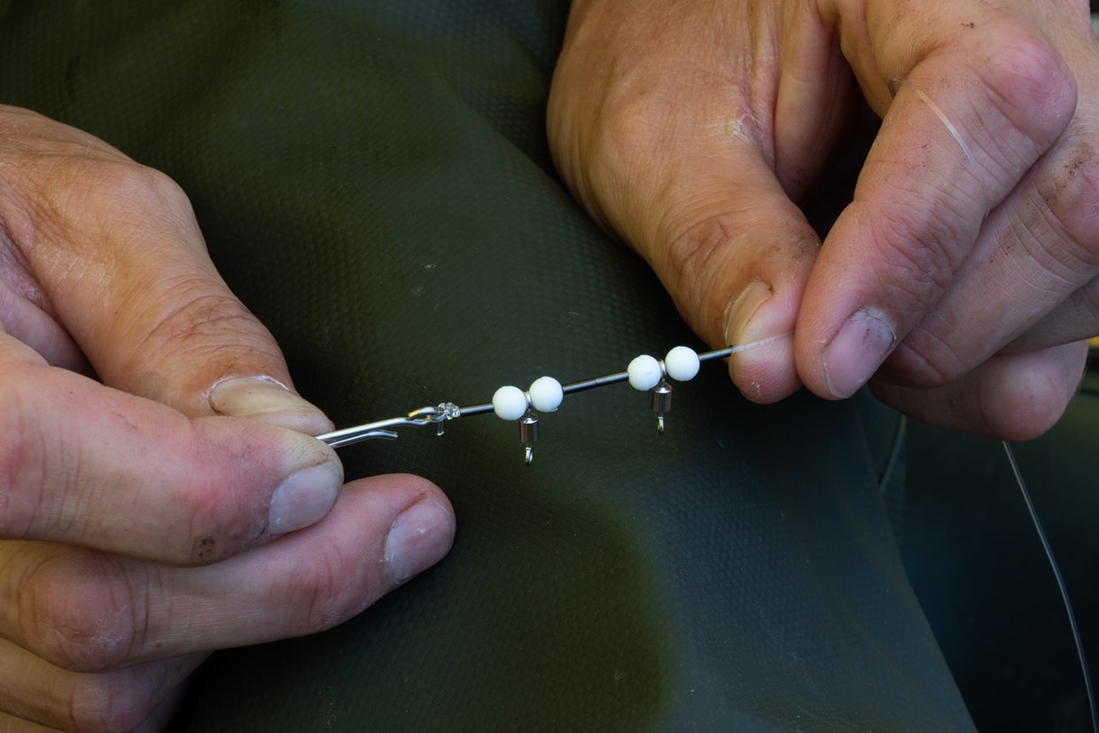 Beads, crimps and snood swivels threaded on line.